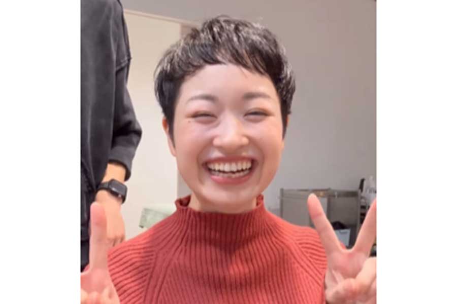 癖を生かして丸みを出し、首元を美しく見せる大人ベリーショート【出典:インスタグラム(toru_curly_hair)よりスクリーンショット】
