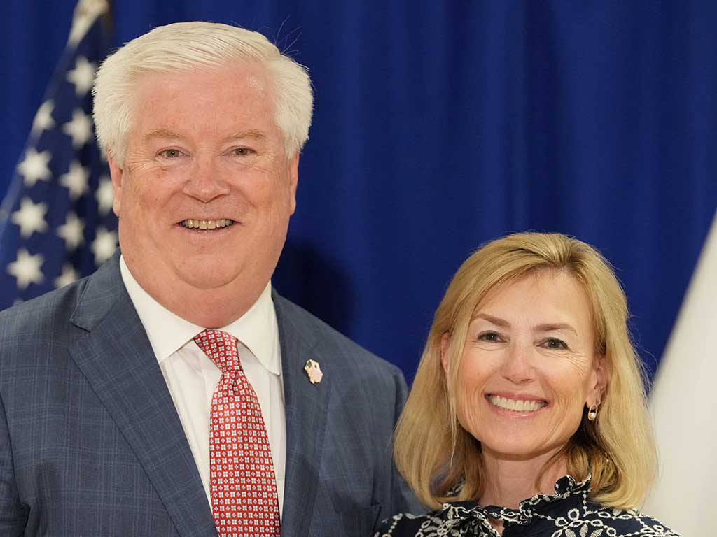 ニセコでスキーを楽しんだジョージ・グラス駐日アメリカ大使と、妻のメアリーさん【写真：Aflo】