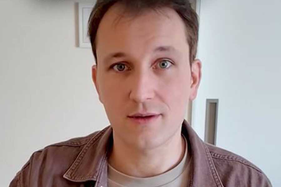 日本に染まったあとの違いを再現する、フランス人YouTuberのオレリアン・プダさん【出典：インスタグラム（bebechan_france）よりスクリーンショット】