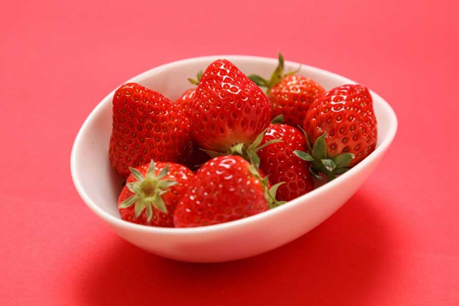 ビタミンC豊富なイチゴ。100グラム中、イチゴは62ミリグラム、ミカンは32ミリグラム、リンゴは4ミリグラム（写真はイメージ）【写真：写真AC】