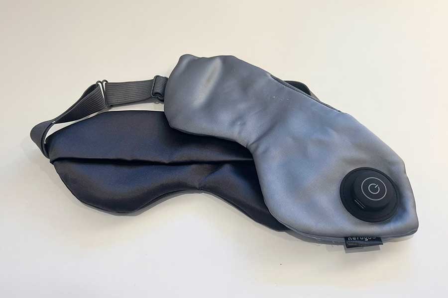 ホストマザーが驚いた日本の充電式ホットアイマスク【写真：Yo】