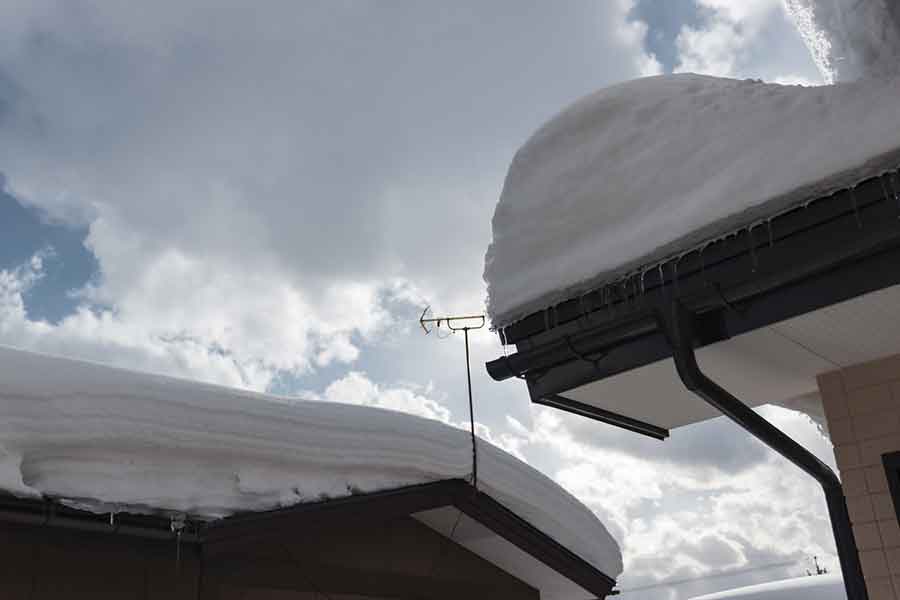 屋根にうずたかく降り積もった雪。落雪の危険も（写真はイメージ）【写真：写真AC】