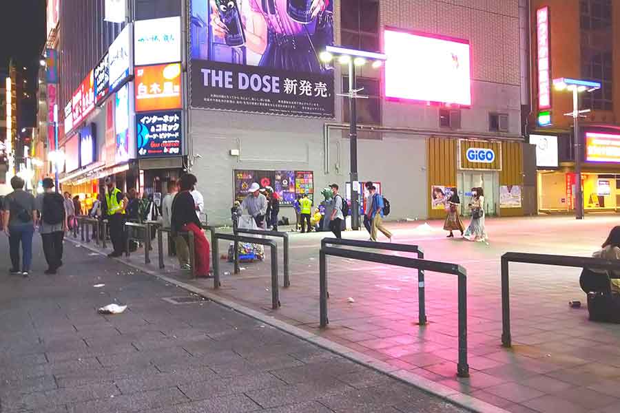 新宿や渋谷といった繁華街で、ガラの悪い人たちの集まる光景（写真はイメージ）【写真：写真AC】