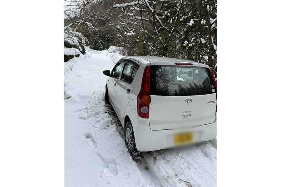 雪道で立ち往生してしまった車。それを救ったのは…【写真提供：ひっきー（@hiki5G）さん】