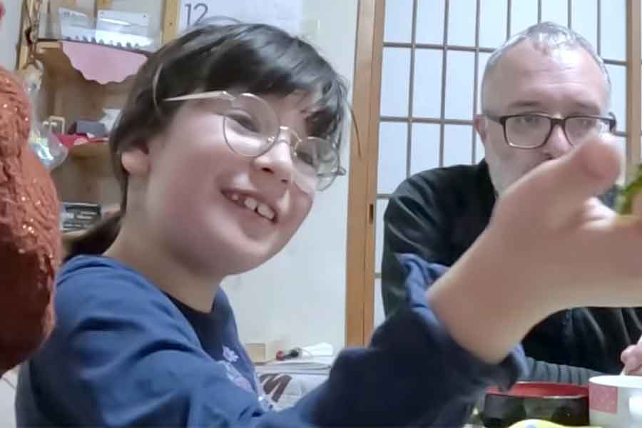 日本の家庭料理を堪能するマカロンちゃん【出典：YouTube「Macaron Chan 南フランス田舎娘」よりスクリーンショット】