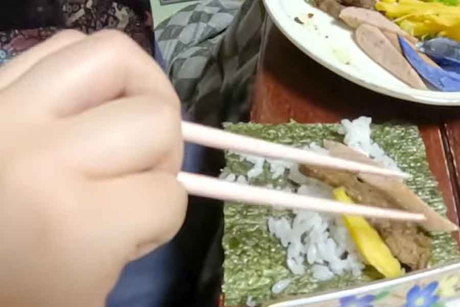 手巻き寿司に初挑戦【出典：YouTube「Macaron Chan 南フランス田舎娘」よりスクリーンショット】