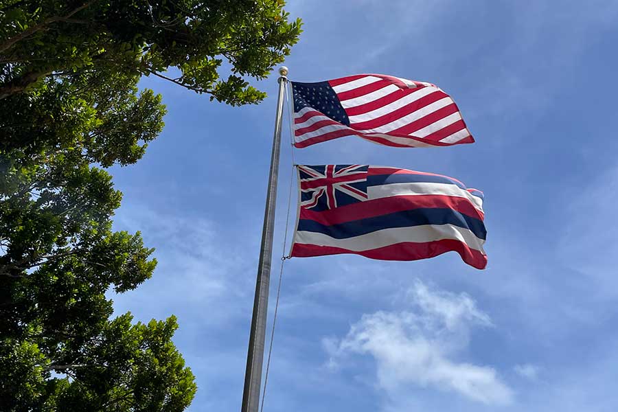 ハワイでは、ほとんどの小学校で国旗と州旗が掲げられている。毎日、掲揚・降納するのは生徒の役目【写真：i-know】