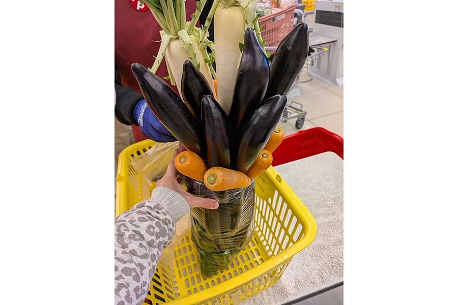 ビニール袋にはちきれんばかりに詰め込まれた大量の野菜【写真提供：投稿者】