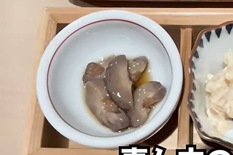 前菜で味わったナマコに驚愕【出典：YouTube「日本食冒険記Tokyo Food Adventures」よりスクリーンショット】