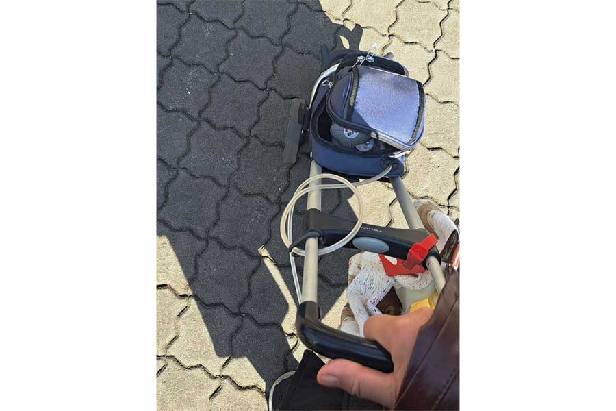 外出時には欠かせないという酸素ボンベ【写真提供：なみちゃん（@CHOKOCHOKO721）さん】