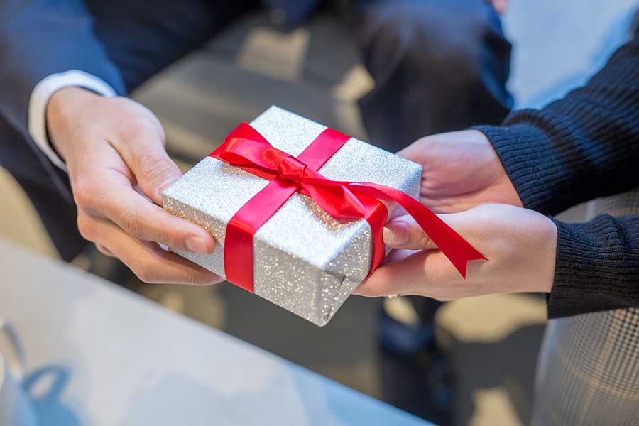 職場での「義理チョコ」にも大きな変化が（写真はイメージ）【写真：PIXTA】