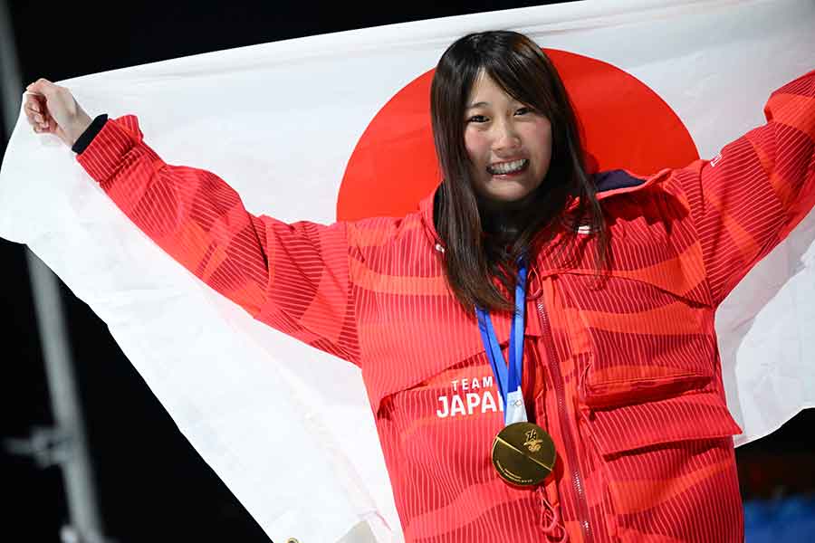 金メダルを獲得した村瀬心椛選手【写真：Aflo】