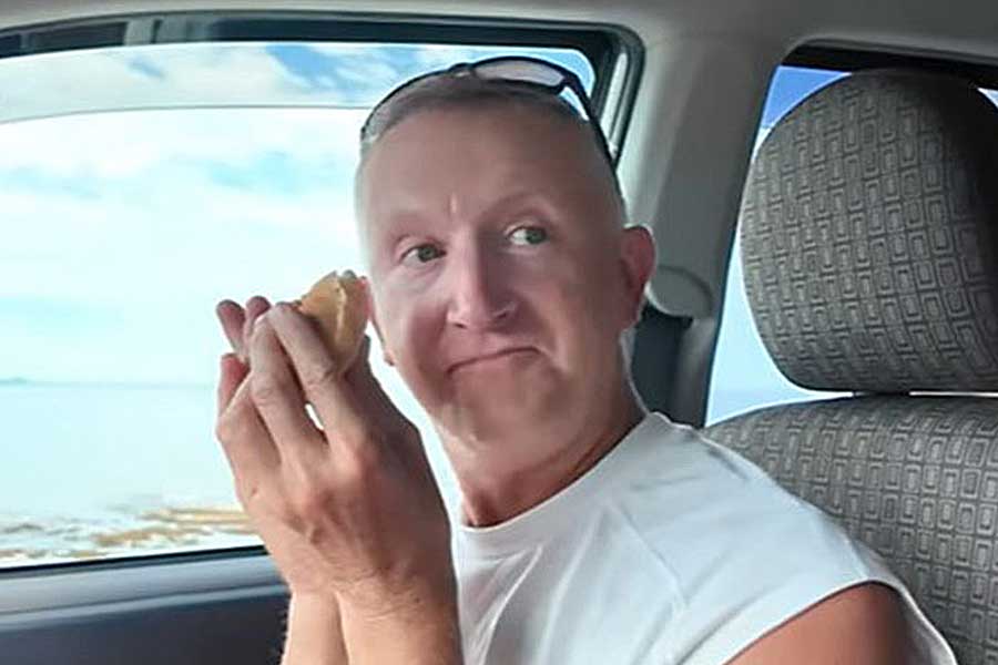 日本のパンの味に感動するチャールズさん【出典：YouTubeチャンネル「Chihori's Vlog」よりスクリーンショット】