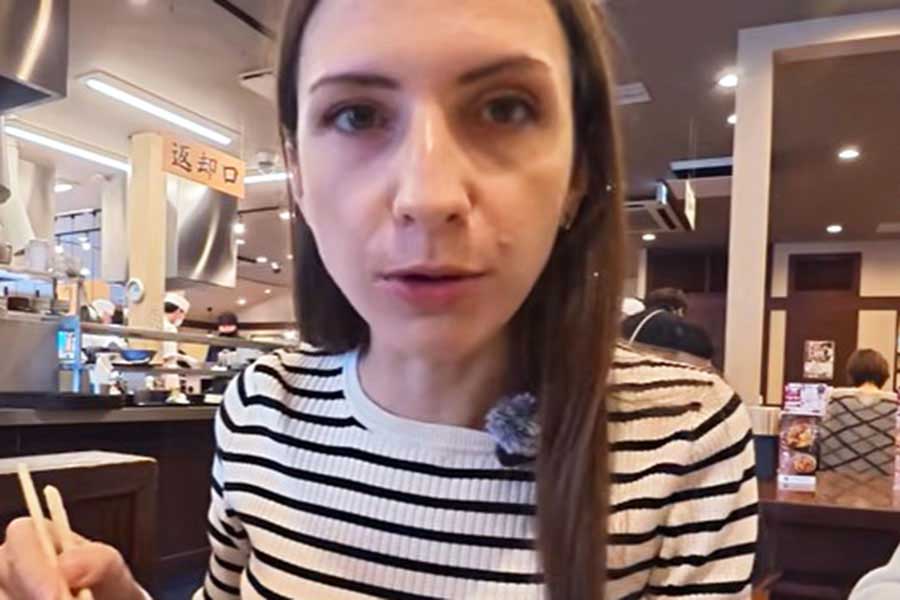 日本のうどんチェーン店で食事を楽しむクリスティーナさん【出典：YouTubeチャンネル「クリスチャンネル」よりスクリーンショット】