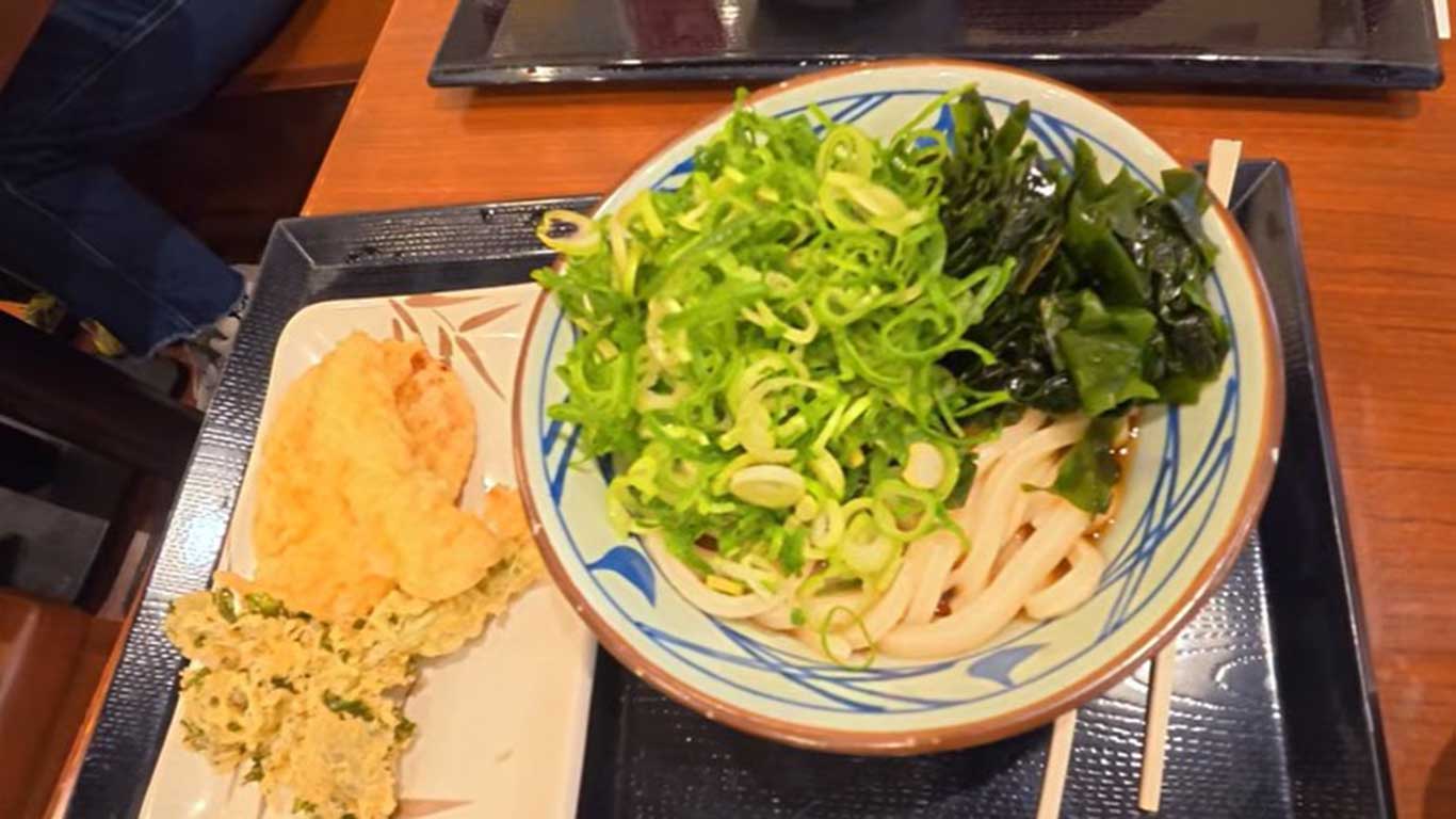 ネギの無料トッピングに驚愕【出典：YouTubeチャンネル「クリスチャンネル」よりスクリーンショット】