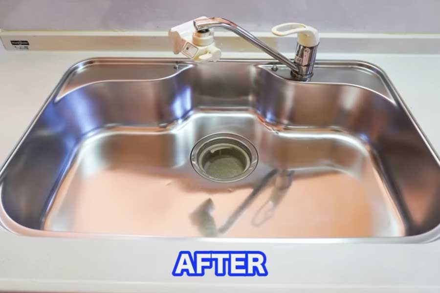 掃除前の状態が嘘のように輝くキッチン【出典：YouTube「お掃除職人きよきよ」よりスクリーンショット】