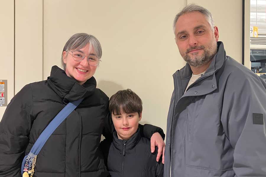 スペインから来た（左から）エヴァさんと息子さん、配偶者さん【写真：Hint-Pot編集部】