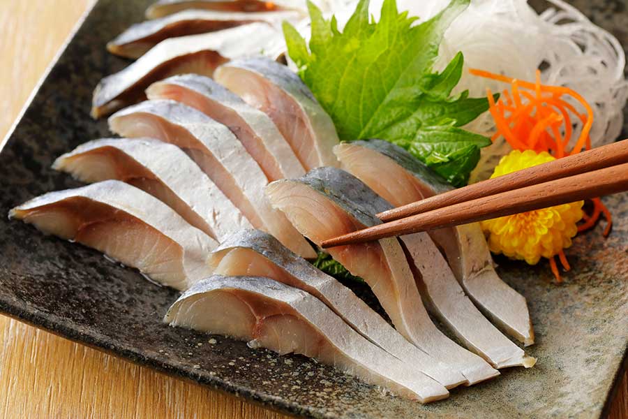 しめサバを食べる際も、アニサキスには要注意（写真はイメージ）【写真：PIXTA】