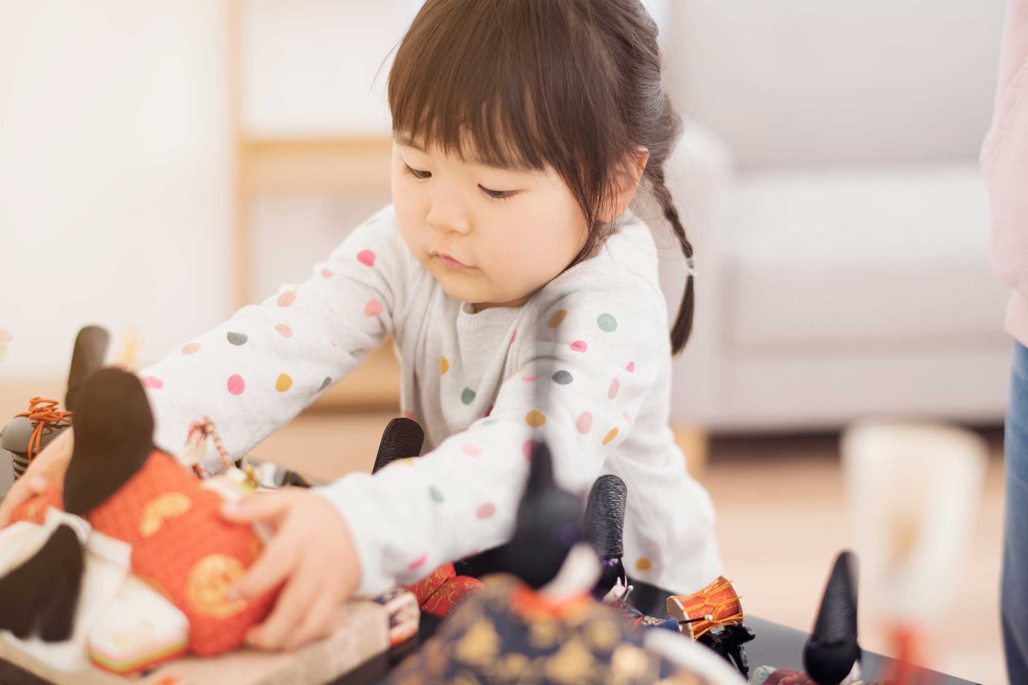 娘とひな人形を飾っていたら、まさかの事件が…（写真はイメージ）【写真：PIXTA】