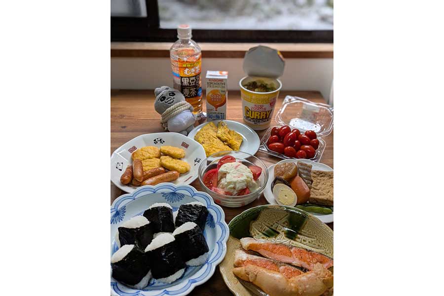 テーブルいっぱいにずらりと並んだ朝食【写真提供：背脂ぎょうざ子（@zaburanranru）さん】