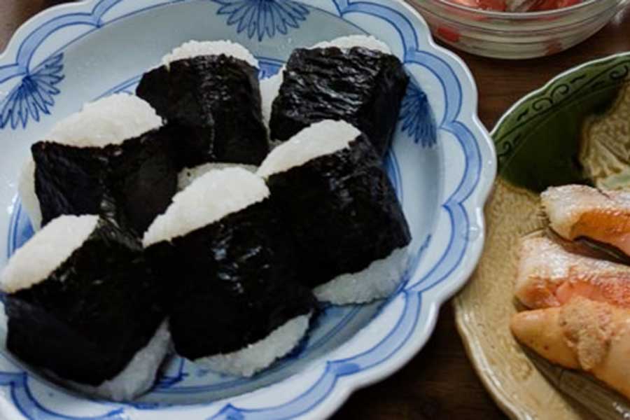 用意されていた朝食は、おにぎりだけでなく…【写真提供：背脂ぎょうざ子（@zaburanranru）さん】