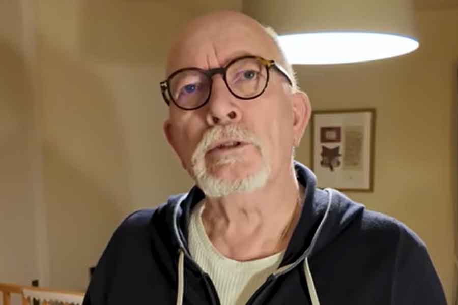 すき焼きに挑戦したオレリアンさんのお父さん【出典：YouTube「Bebechan - 日本のフランス人」よりスクリーンショット】