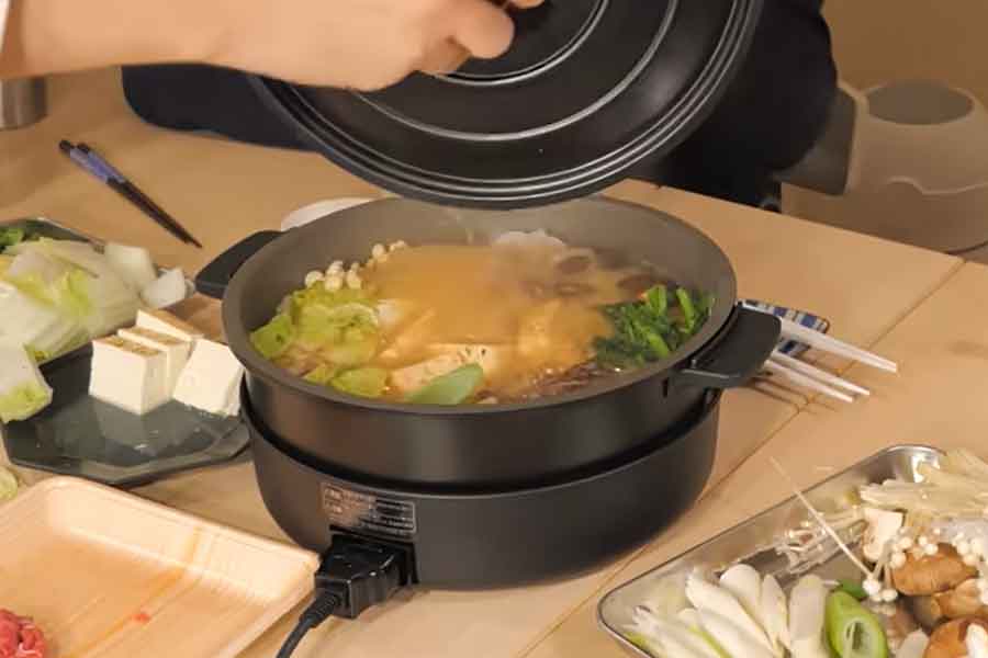 初めてのすき焼きに感動【出典：YouTube「Bebechan - 日本のフランス人」よりスクリーンショット】