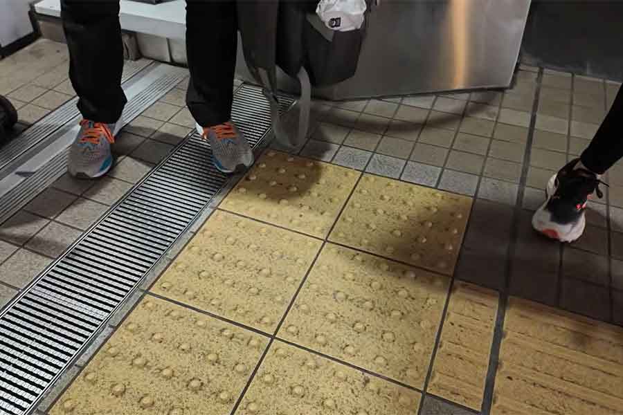 至る所に設置された点字ブロックに感動【出典：YouTube「Jason Ray ジェイソン・レイ」よりスクリーンショット】