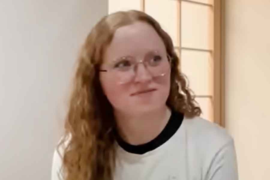 ドイツから来たレオニーさん【出典:YouTube「日本食冒険記Tokyo Food Adventures」よりスクリーンショット】