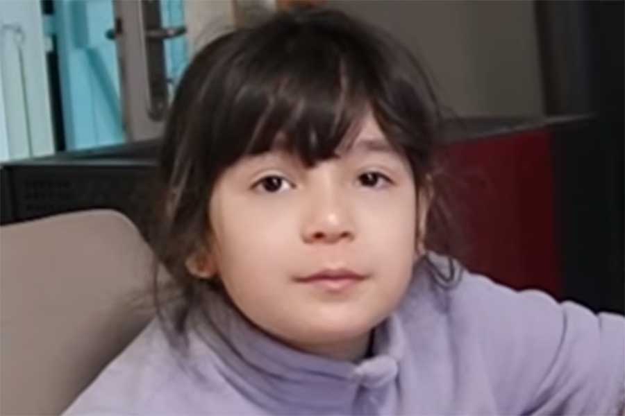 フランス育ちのマカロンちゃん【出典：YouTube「Macaron Chan 南フランス田舎娘」よりスクリーンショット】