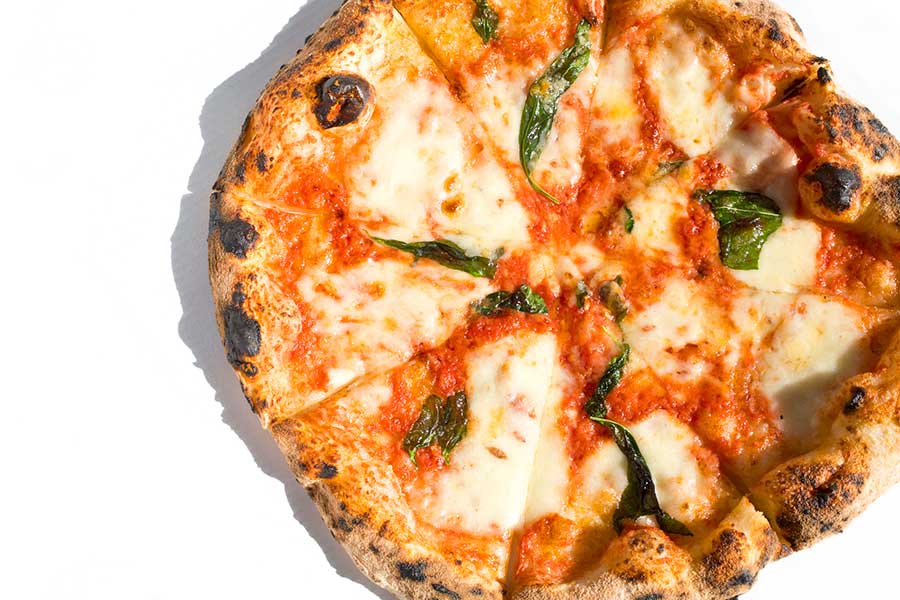 世界中で食べられるからこそ、各地のものと比較できるピザ（写真はイメージ）【写真：PIXTA】