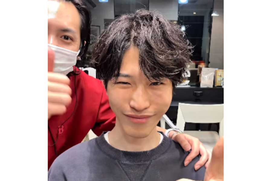 パーマで動きを出し、自信に満ちた笑顔を見せる男性【出典：インスタグラム（yokkoi_beautician）よりスクリーンショット】