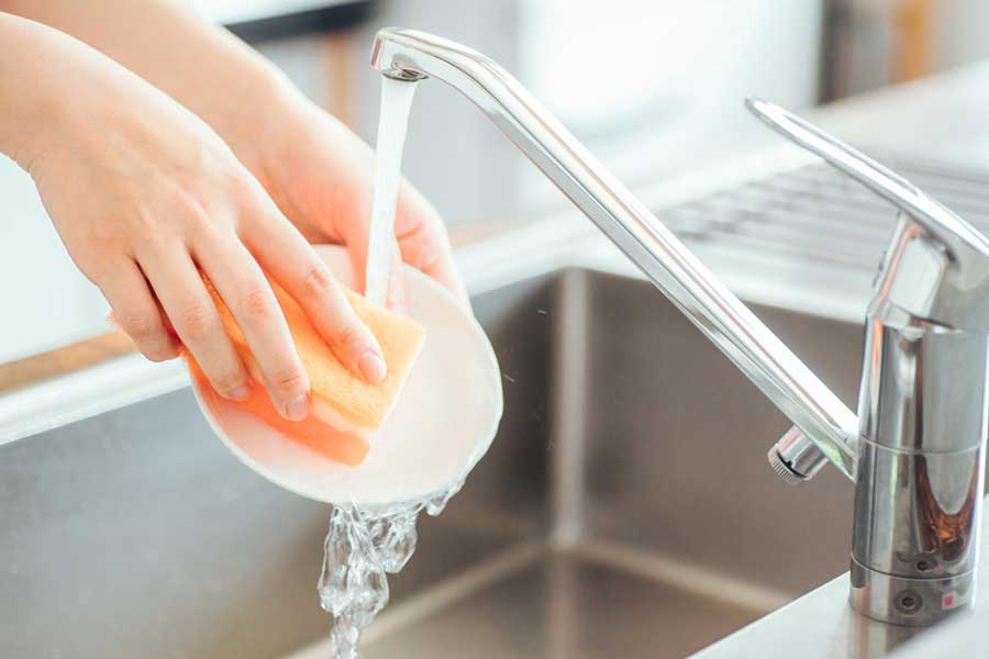 多くの水を使用するキッチンの洗い物(写真はイメージ)【写真:写真AC】