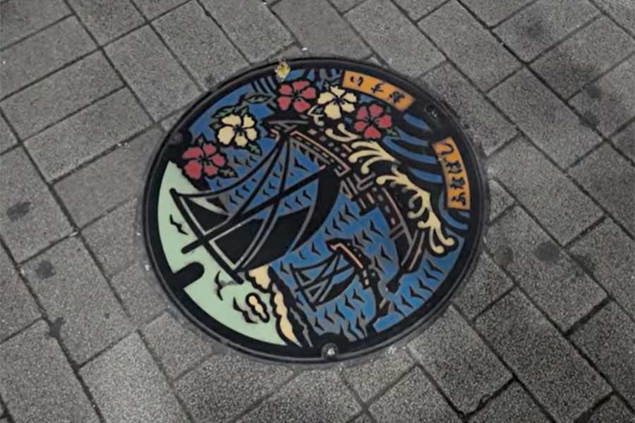 船と花がデザインされたカラフルなマンホール【出典：YouTube「Jason Ray ジェイソン・レイ」よりスクリーンショット】