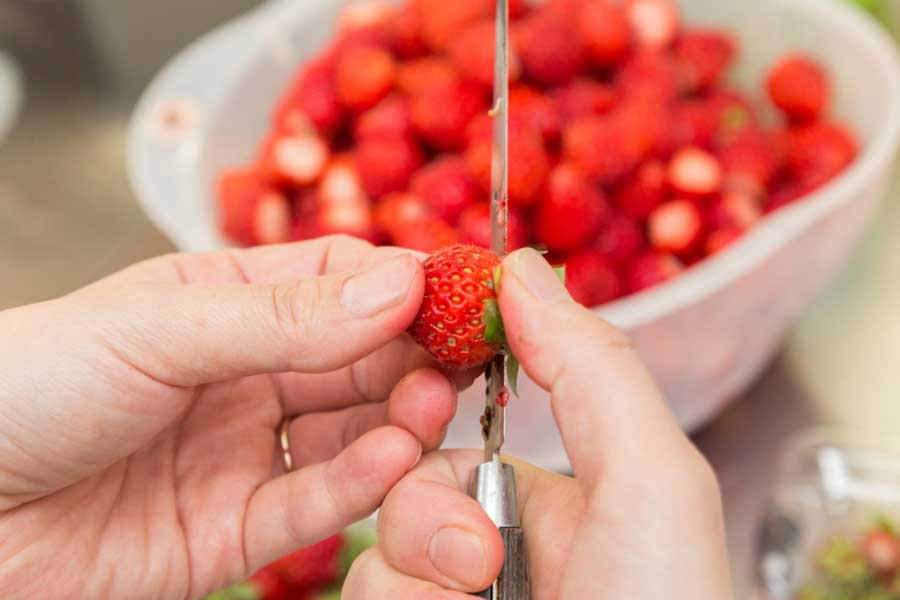 ヘタを取ってから水洗いをすると、ビタミンCなど水溶性の栄養成分が流出。内部に水が入って味が水っぽくなってしまう（写真はイメージ）【写真：PIXTA】