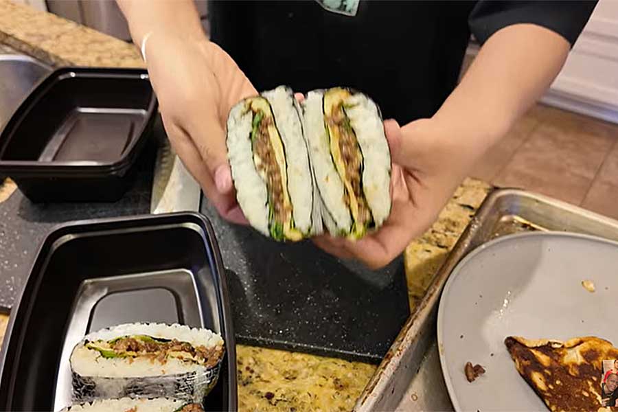 ボリューム満点！　Myuさんお手製の焼き肉おにぎらず【出典：YouTube「GUYLOG」よりスクリーンショット】