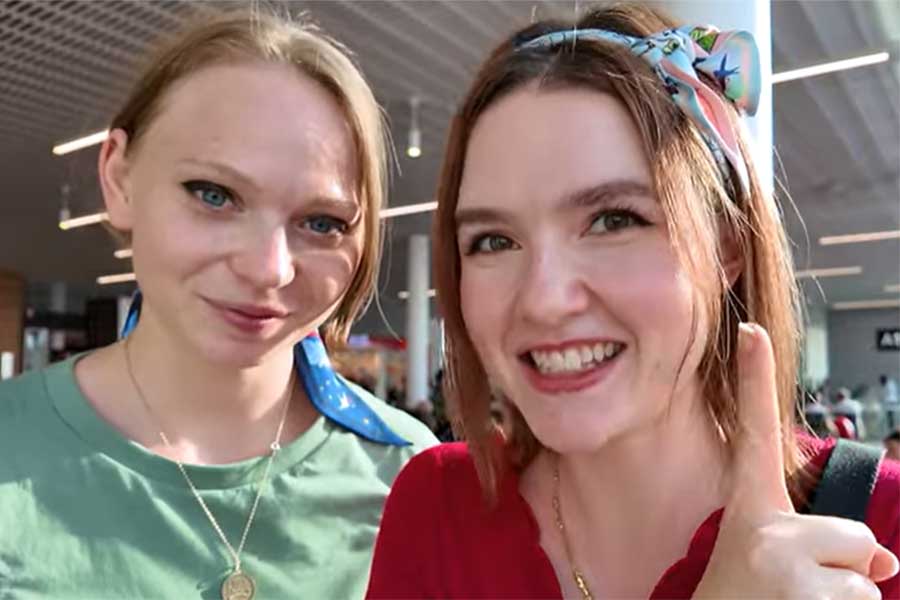 ポーランド旅行に出かけた(左から)マチルドさんとアマンディーヌさん【出典:YouTube「ボンソワールTV BonSoirTV」よりスクリーンショット】