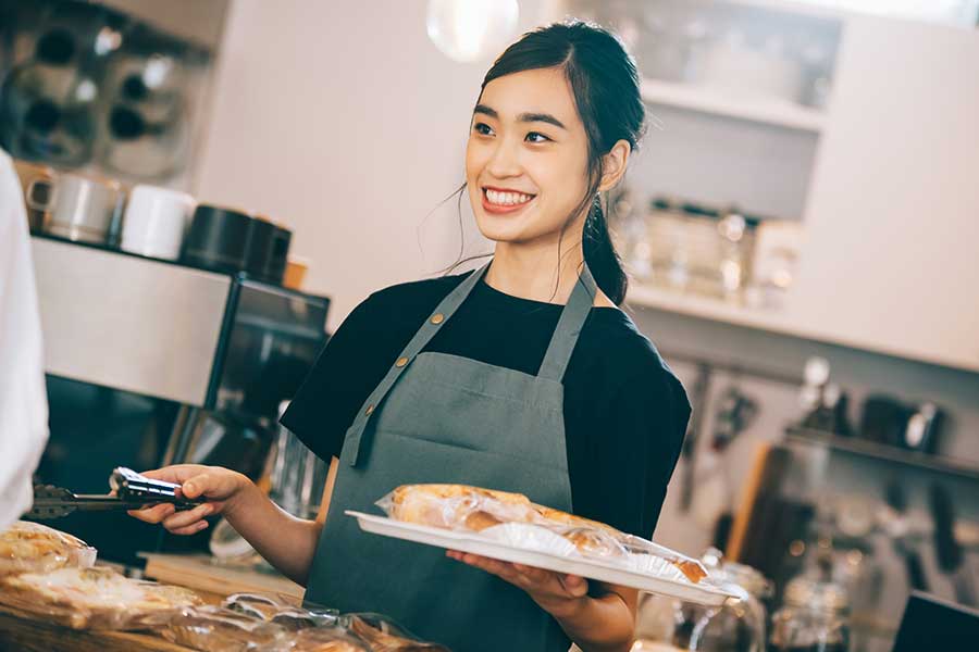 日本では日常的な笑顔での接客（写真はイメージ）【写真：PIXTA】