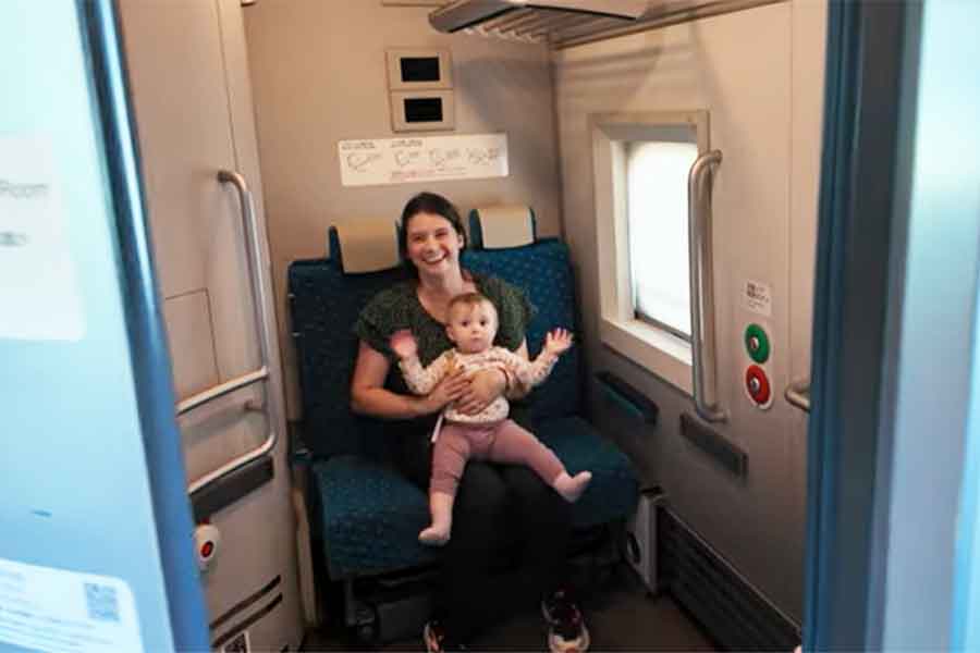 赤ちゃんとともに多目的室を体験したアンナさん【出典：YouTube「Jason Ray ジェイソン・レイ」よりスクリーンショット】