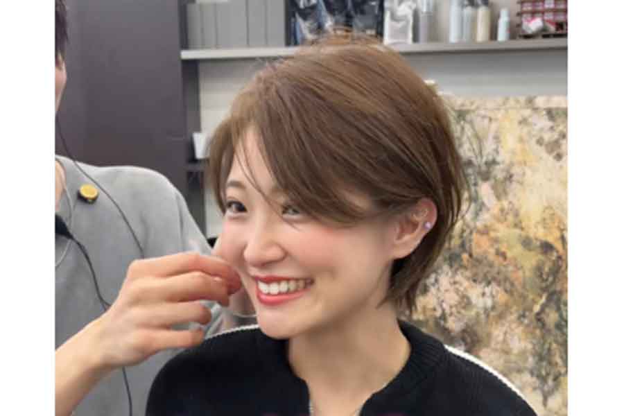 スッキリシルエットの大人ショートに【出典：TikTok（@view_reiji）よりスクリーンショット】