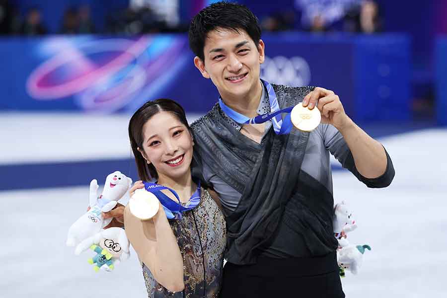 金メダルを獲得した三浦璃来選手と木原龍一選手【写真：Aflo】