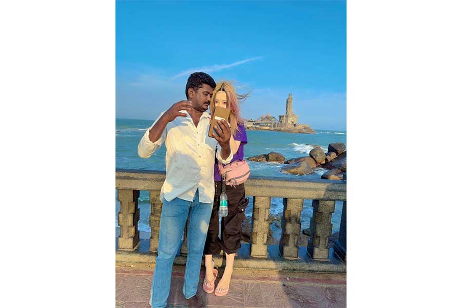 南インドで写真撮影に応じる亀沢さん【写真提供：亀沢郁奈 / Ikuna Kamezawa（@ikunofuji）さん】