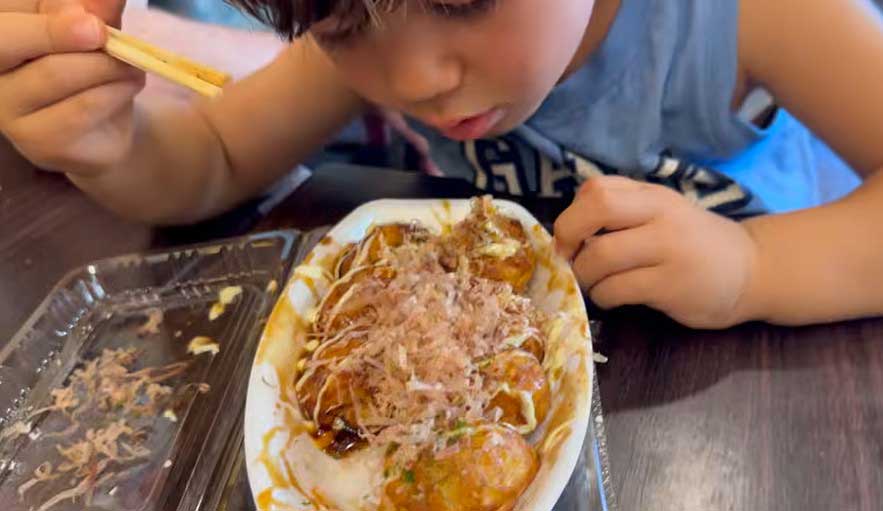 初めて食べたたこ焼きにびっくり！【出典：YouTube「Ami's Life」よりスクリーンショット】