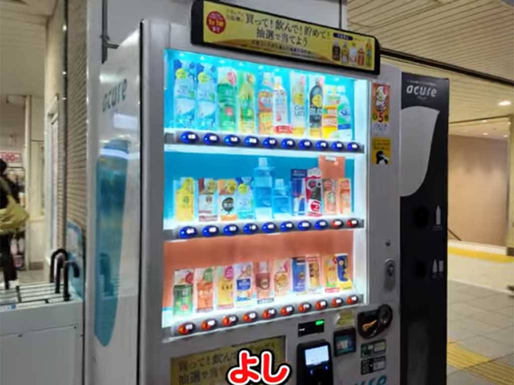 温かい飲み物がラインナップされている自動販売機【出典：YouTube「Jason Ray ジェイソン・レイ」よりスクリーンショット】