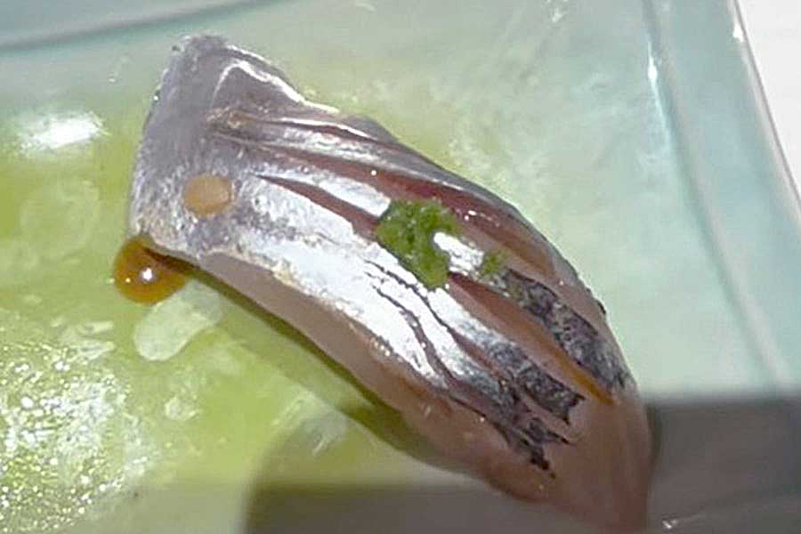 日本で食べたアジの握りに感動【出典：YouTubeチャンネル「日本食冒険記Tokyo Food Adventures」よりスクリーンショット】