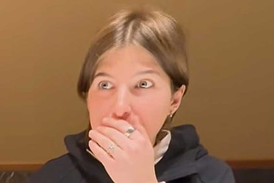 “本場”の寿司に感動する、アメリカ人のサラさん【出典：YouTubeチャンネル「日本食冒険記Tokyo Food Adventures」よりスクリーンショット】