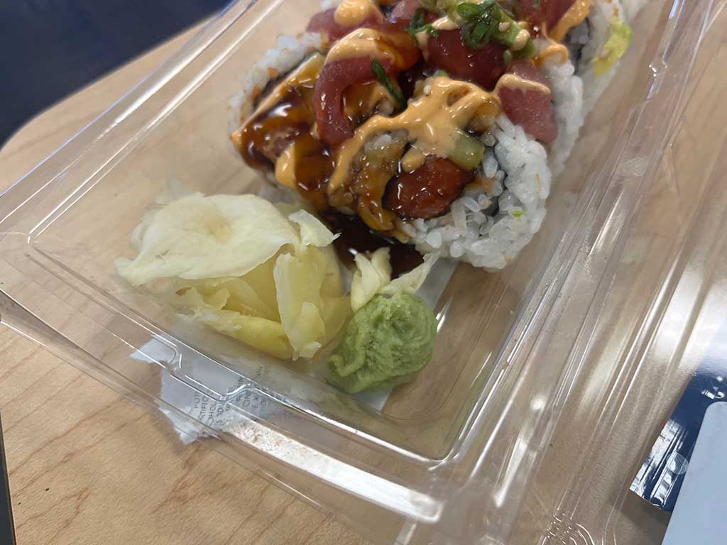 ロサンゼルスのカリフォルニアロールに添えられたワサビ【写真：Yo】