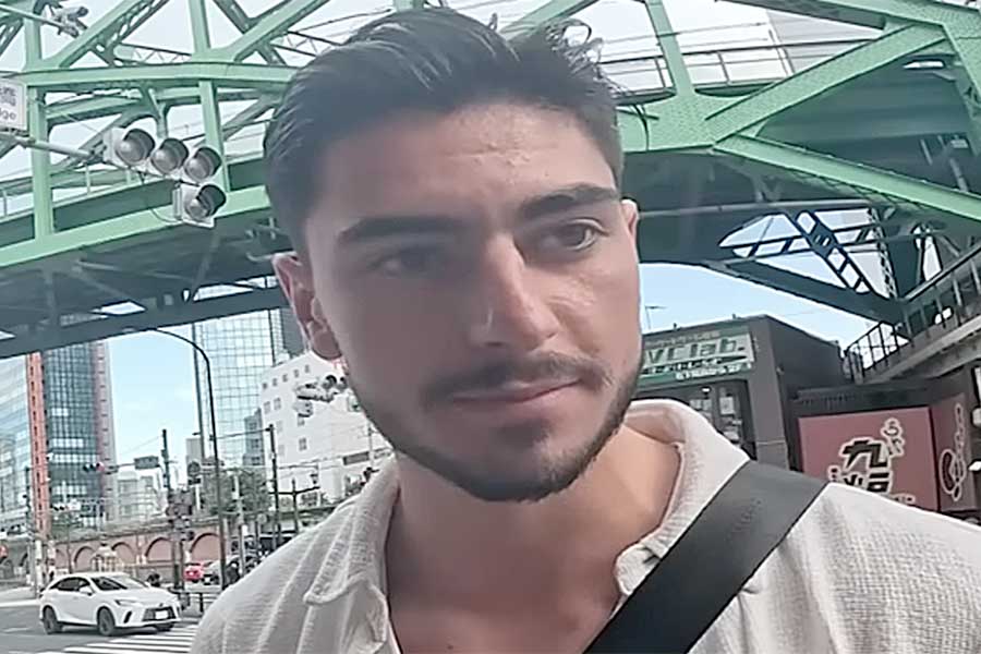 Mamiさんの夫のいとこ【出典：YouTube「Macaron Chan 南フランス田舎娘」よりスクリーンショット】