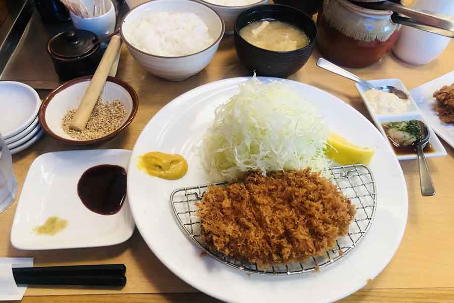 トンカツの食べ方に困惑（写真はイメージ）【写真：写真AC】
