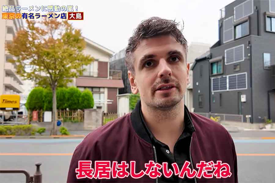 「日本人はいつも並んでいる人のことも気にかけてくれるよね」と他人への配慮に驚き【出典：YouTube「Bebechan - 日本のフランス人」よりスクリーンショット】
